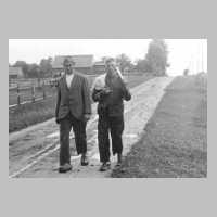 114-0023 Langstueck - Adolf Steinbacher (mit Hut) und Karl Schlupp. Im Hintergrund ist das Anwesen Neumann zu erkennen.jpg